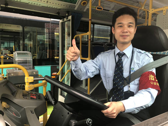 【微靖江】靖江公交司机举手之劳让满车乘客竖起大拇指