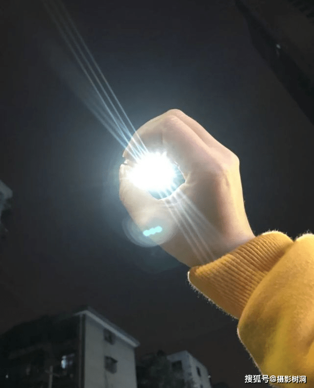 墙壁上的壁纸已经略显发黄但却透露出一种儿时烛光里的影子,她看着