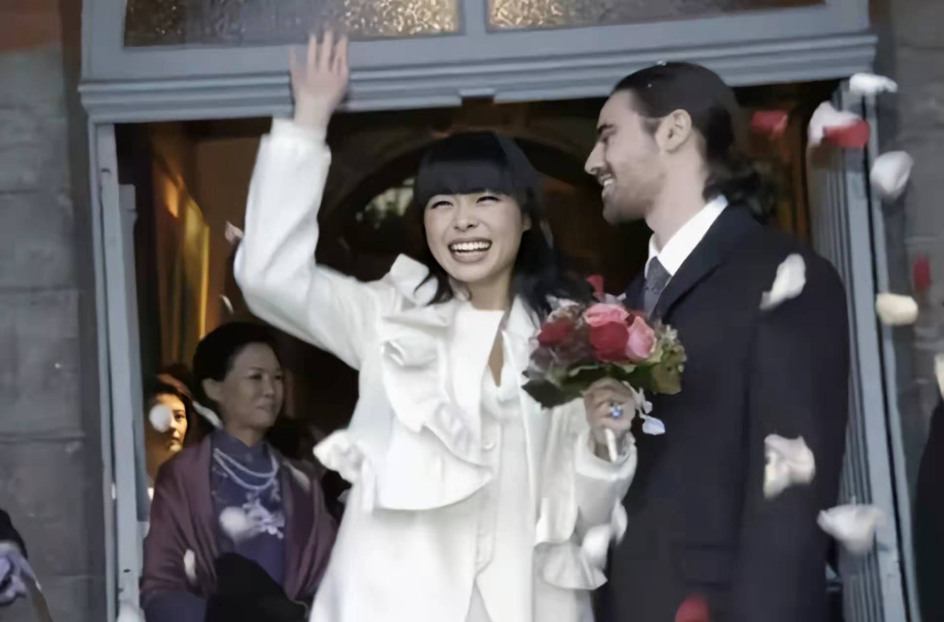 26岁嫁比利时王子,婚纱用"中国红",如今生下一个混血小王子_李然
