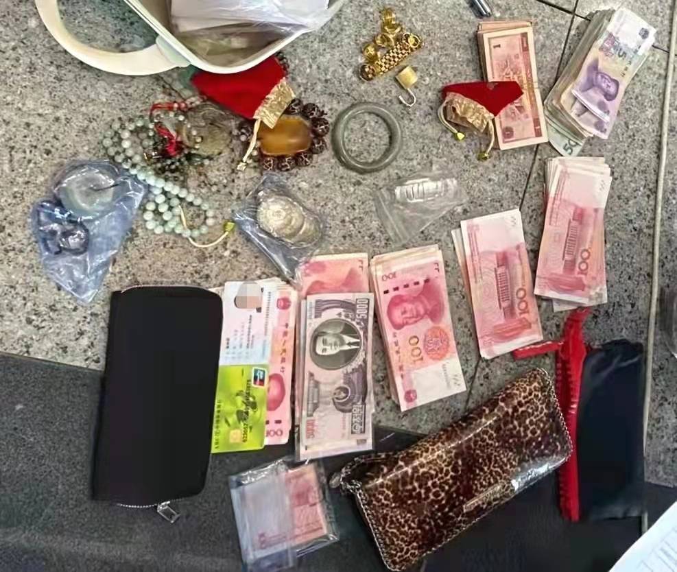 粗心女子下车时拿错行李 险些丢了自己50多万的贵重物品