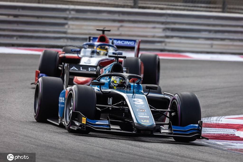 周冠宇,1999年5月30日出生于中国上海,中国方程式赛车运动员,效力于