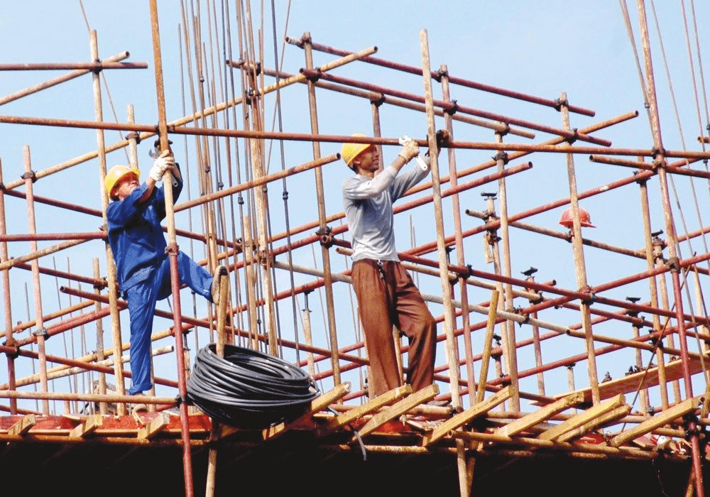 建筑工人的工作环境几乎可以用"打游击"来形容,哪里有项目工程就要去