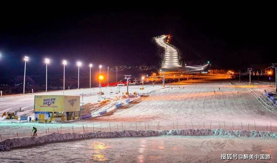 游览丝绸之路国际度假区，三条高速缆车体验全程，度假滑雪胜地