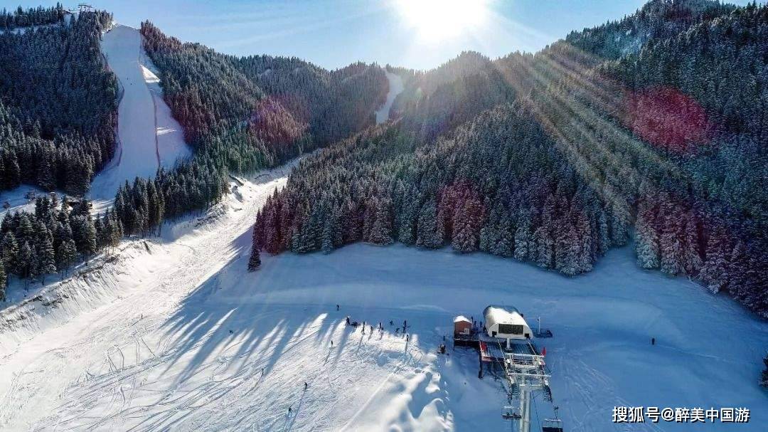 游览丝绸之路国际度假区，三条高速缆车体验全程，度假滑雪胜地