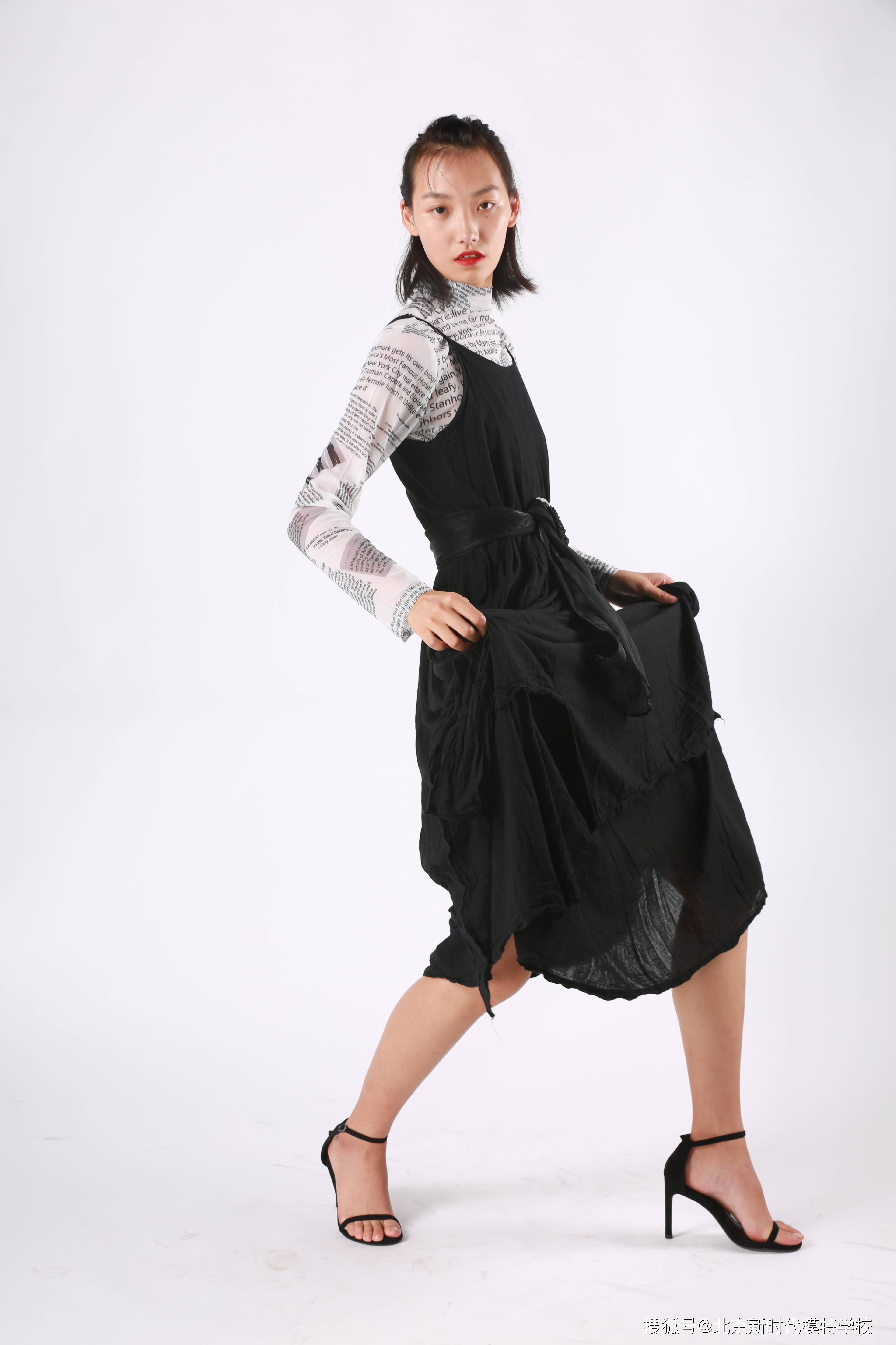 多数人误认为,模特的从业标准,只是外在条件符合模特标准,文化水平