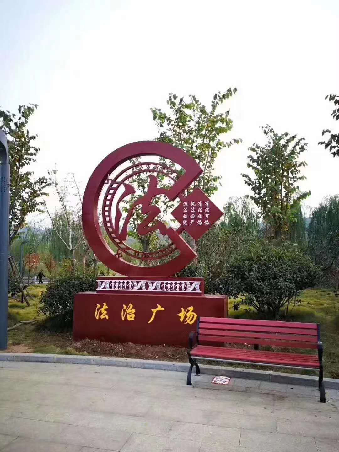 弘扬传统文化相结合,充分运用文化墙,宣传栏,灯箱,雕塑,草坪牌,电子屏