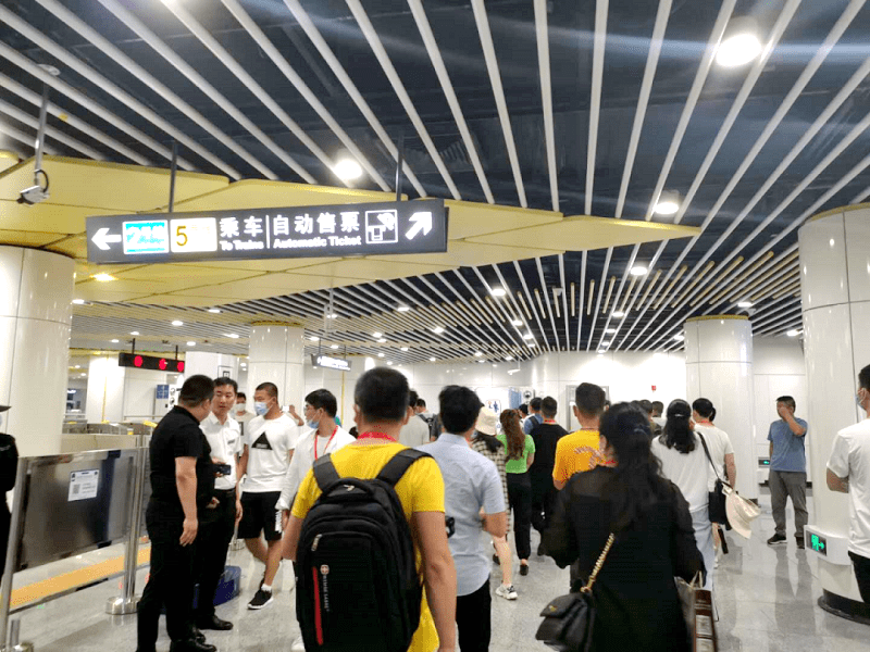 万家丽广场地铁站设有2,2a,2c,3,3a,4,4a,5,6共9个地铁出入口,使