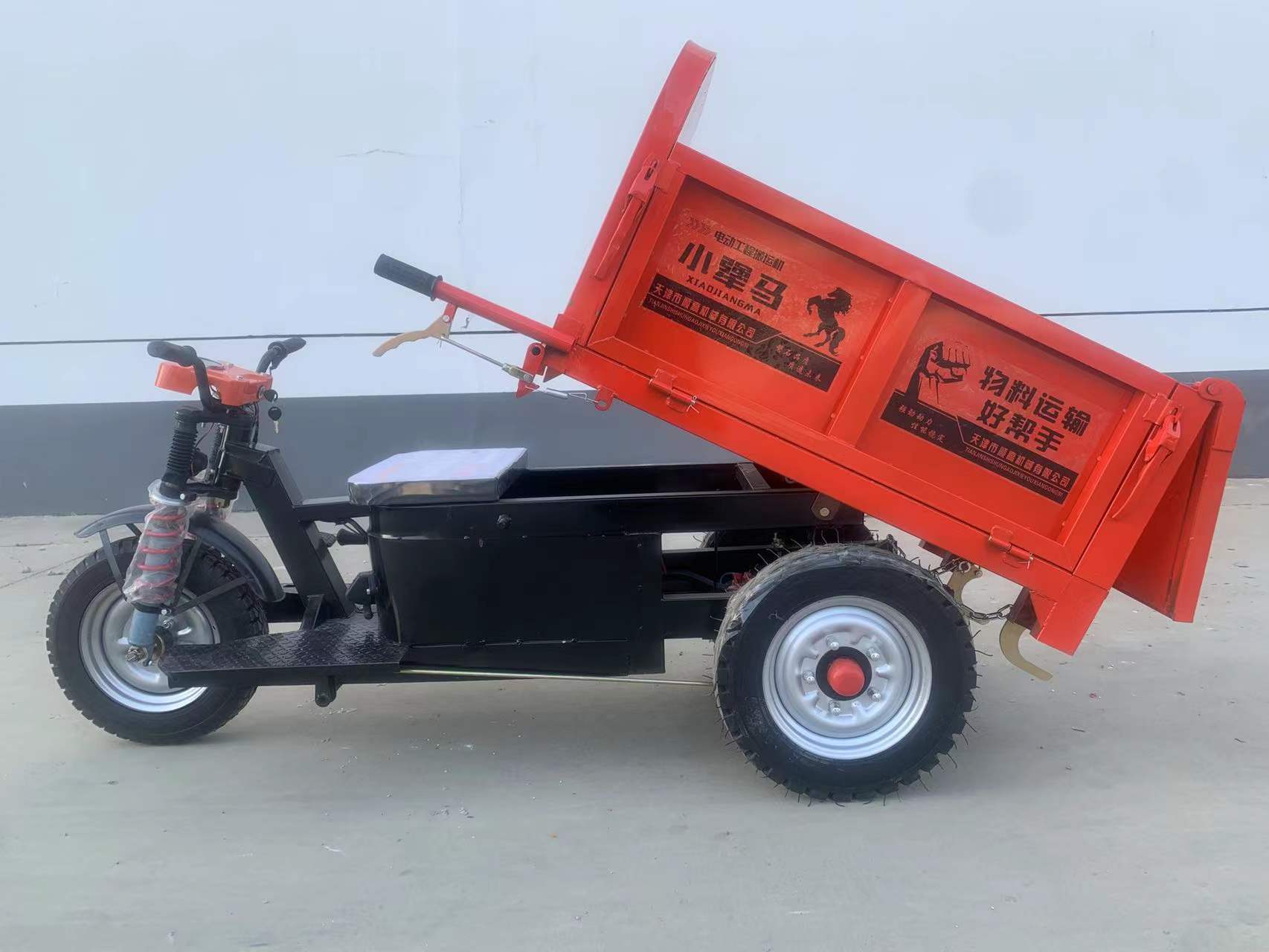 电动三轮工程自卸车的特点