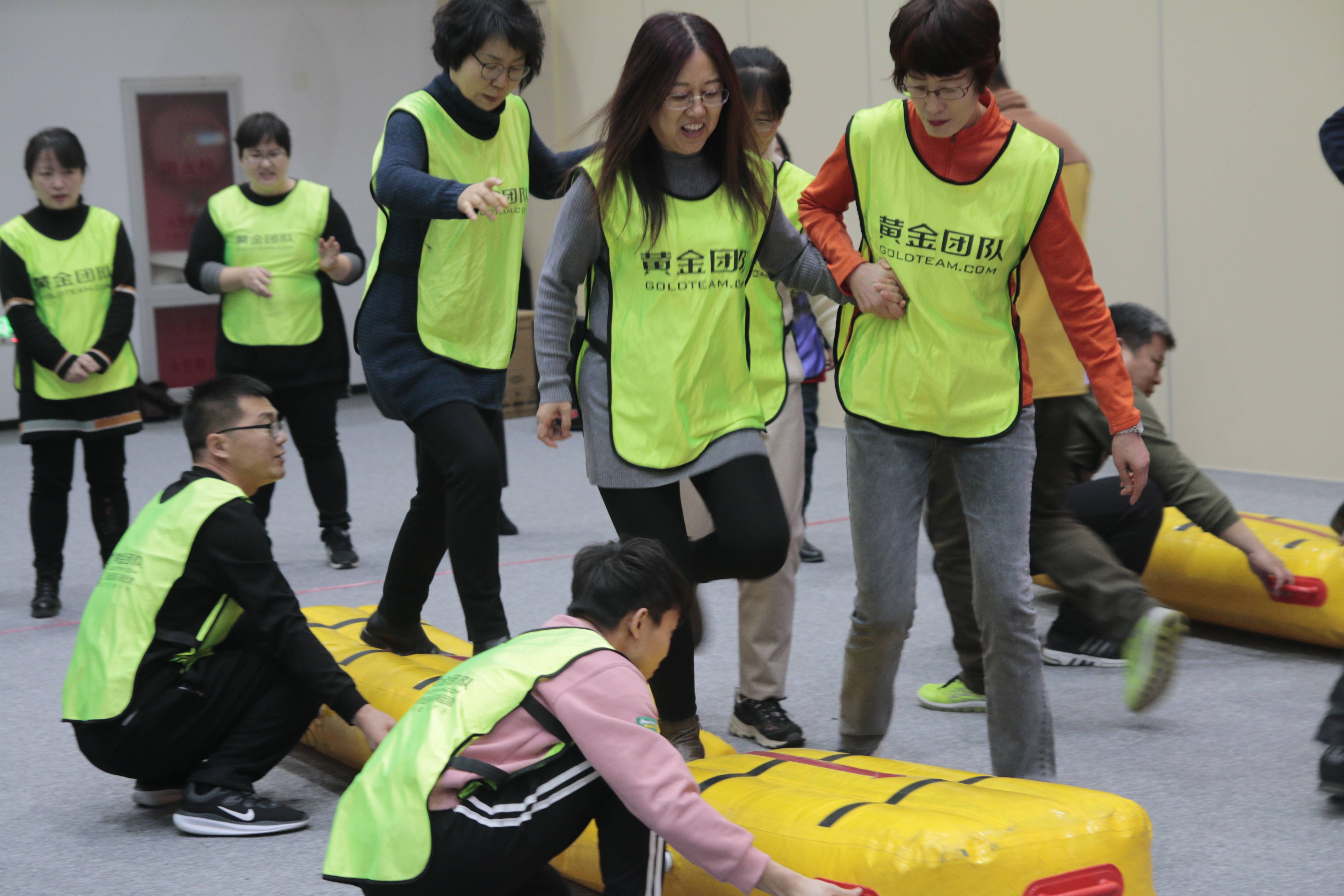 拓展团建活动之同舟共济_比赛_参赛_竹筏