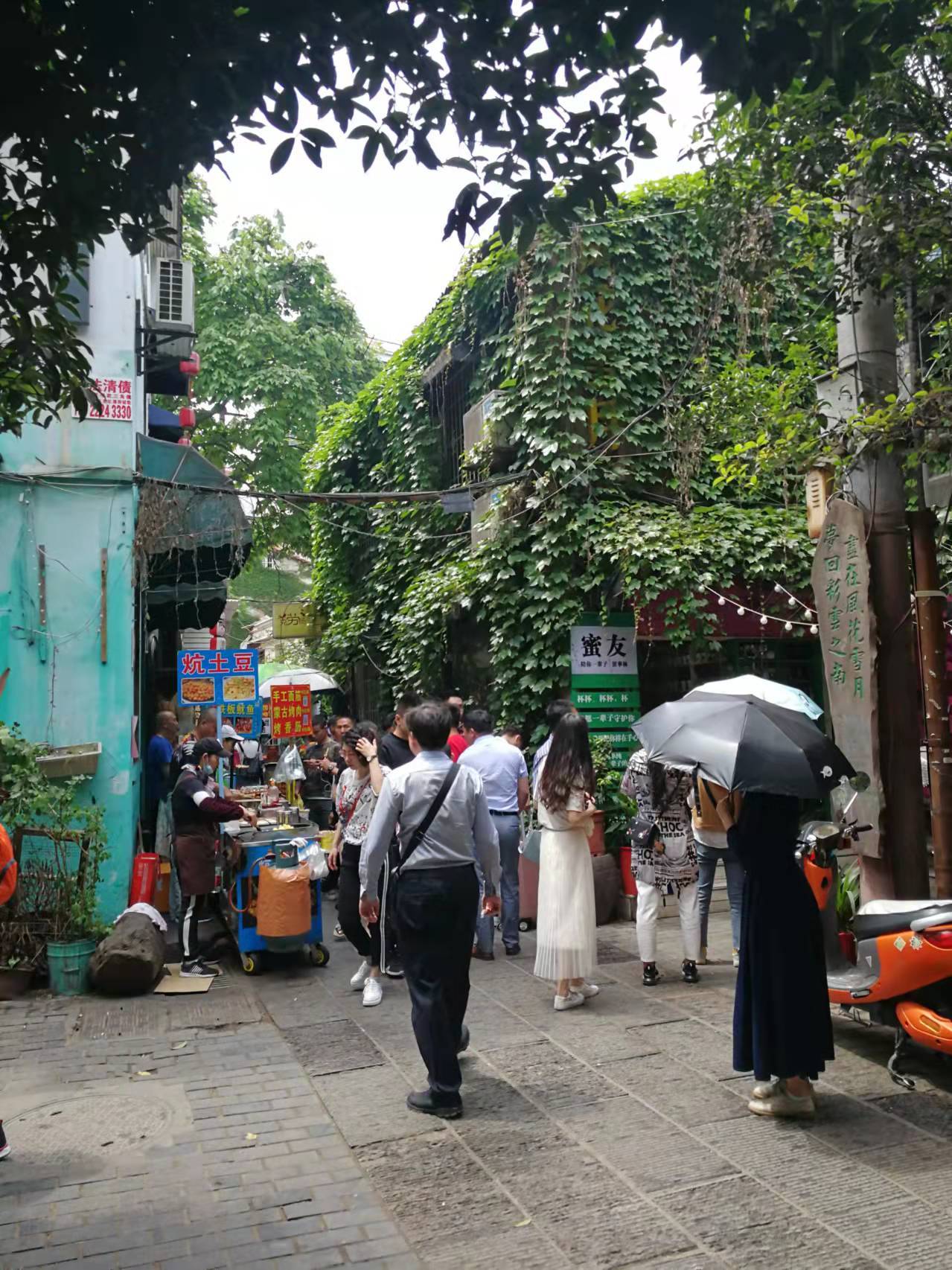 意都被孙殿英孝敬他了,而徐上将就把宝贝分别存放在新洲仓埠和昙华林