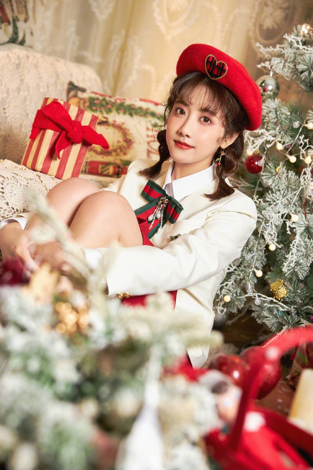 搜狐娱乐讯 2021年12月24日,李艺彤的一组圣诞写真释出.
