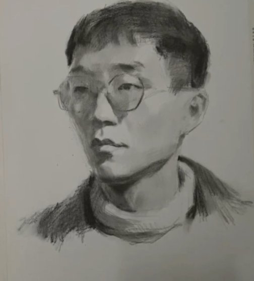 武汉209画室美术校考训练丨素描写生示范戴眼镜男青年