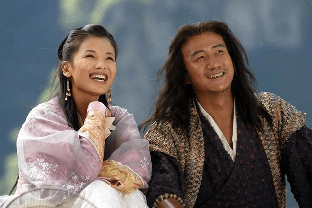 阿紫为何会抱着乔峰跳崖你看乔峰都对她做了啥