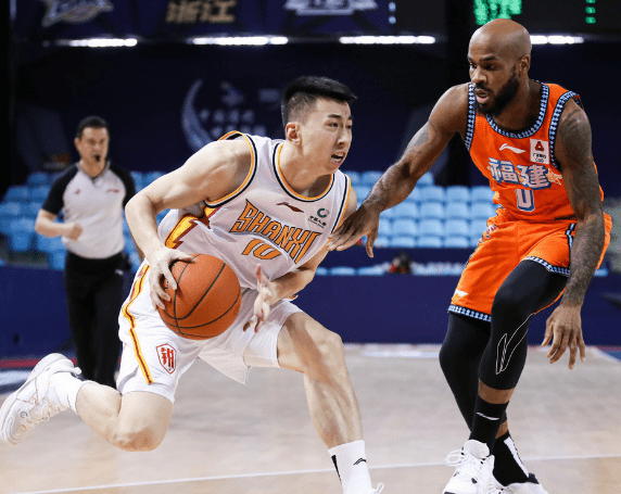 上海|90分21板24助！王哲林走后他成老大了 2戰詮釋核心定義！