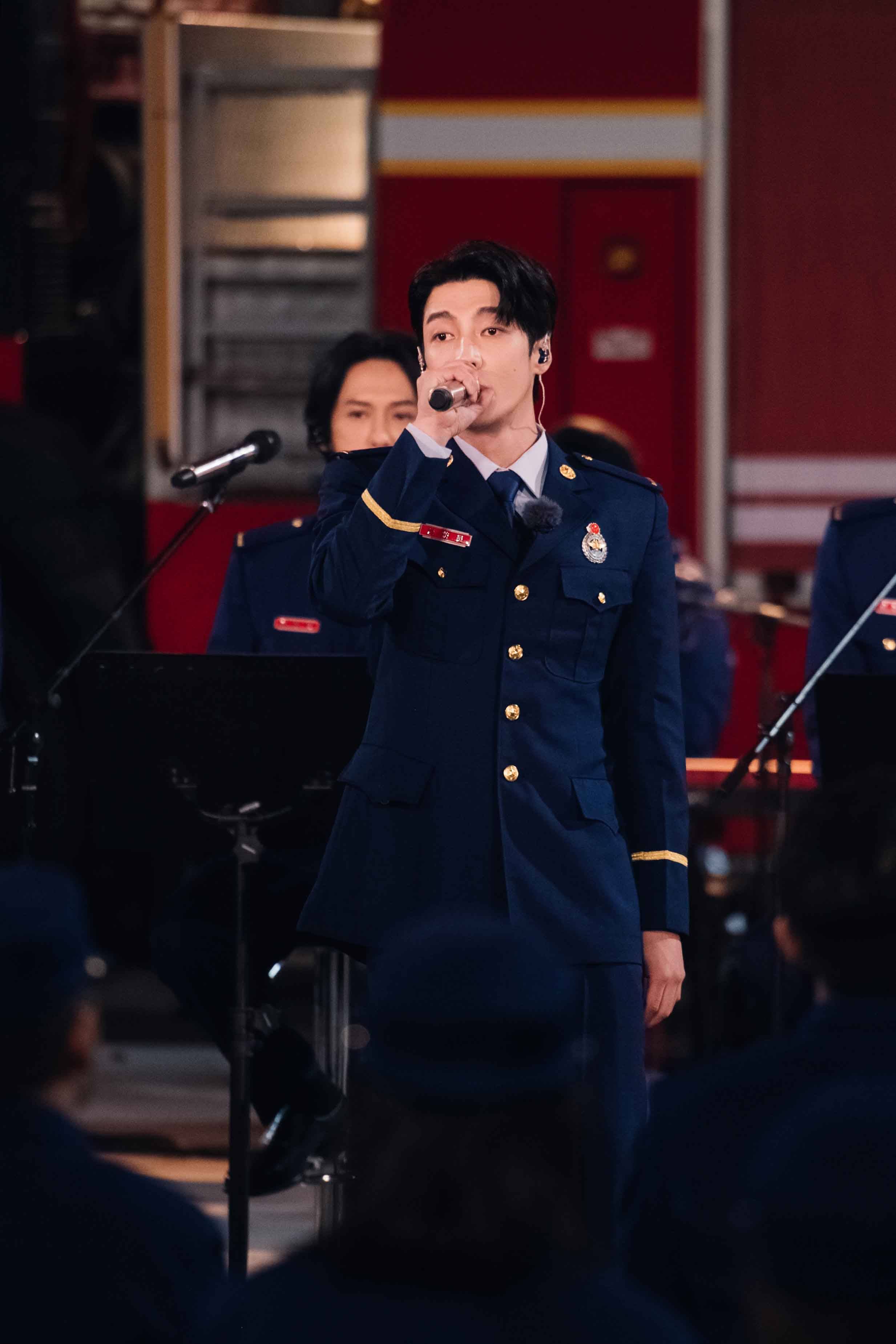 陈小春|《我们的滚烫人生》开启滚烫live秀 毕业典礼陈小春读信落泪