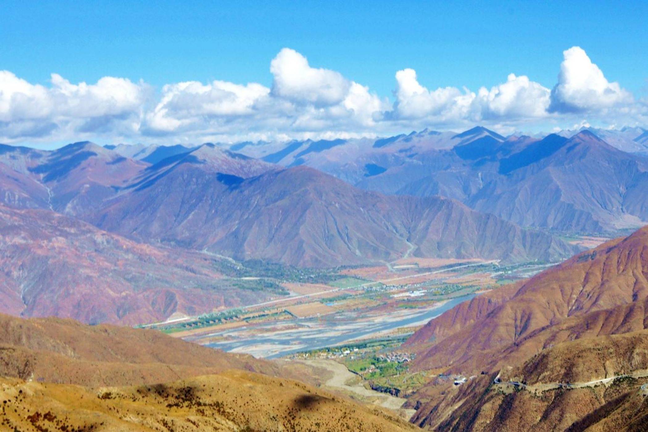 打卡西藏山南牧羊草地上的翡翠神湖，羊卓雍措