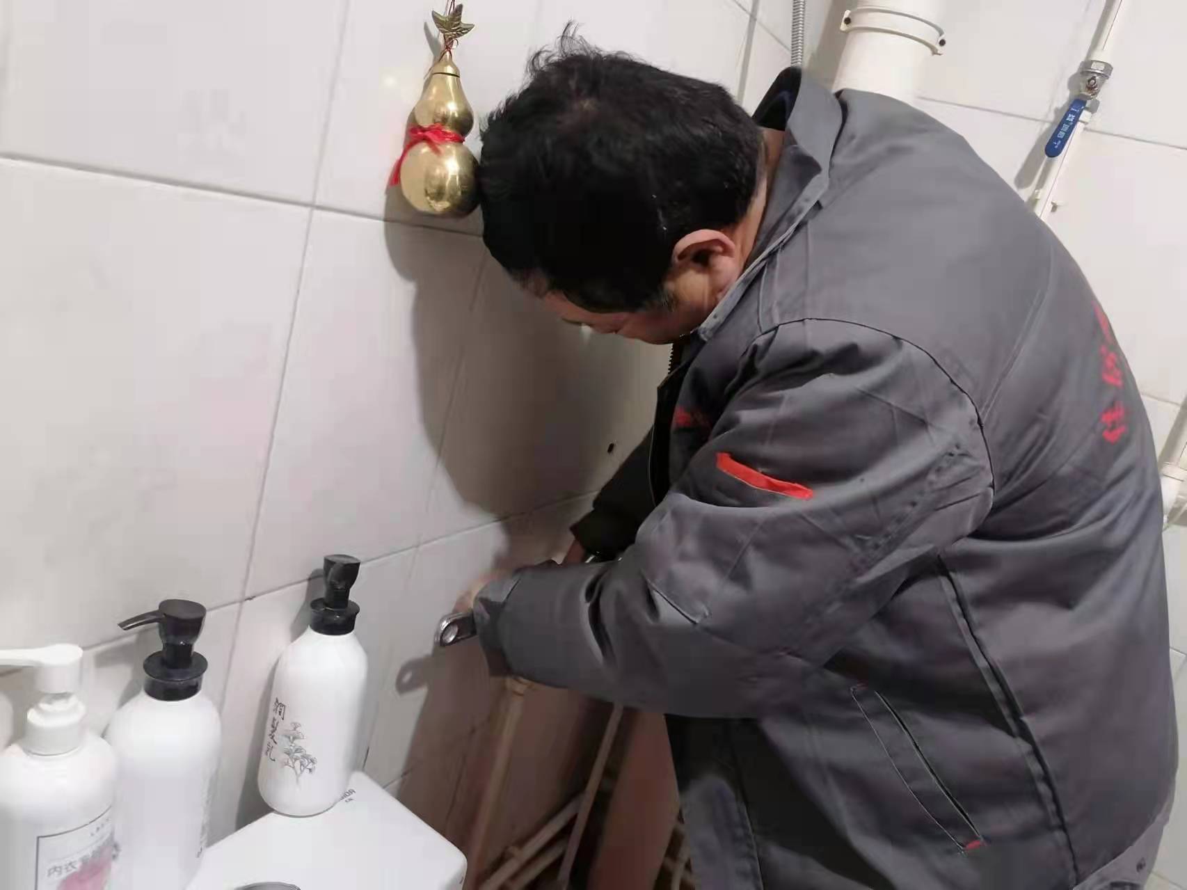 德州红色物业热心佳居物业上门给业主更换水龙头