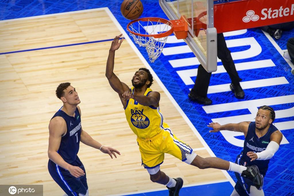 高清图勇士负独行侠库里沮丧坐地板格林遭盖帽