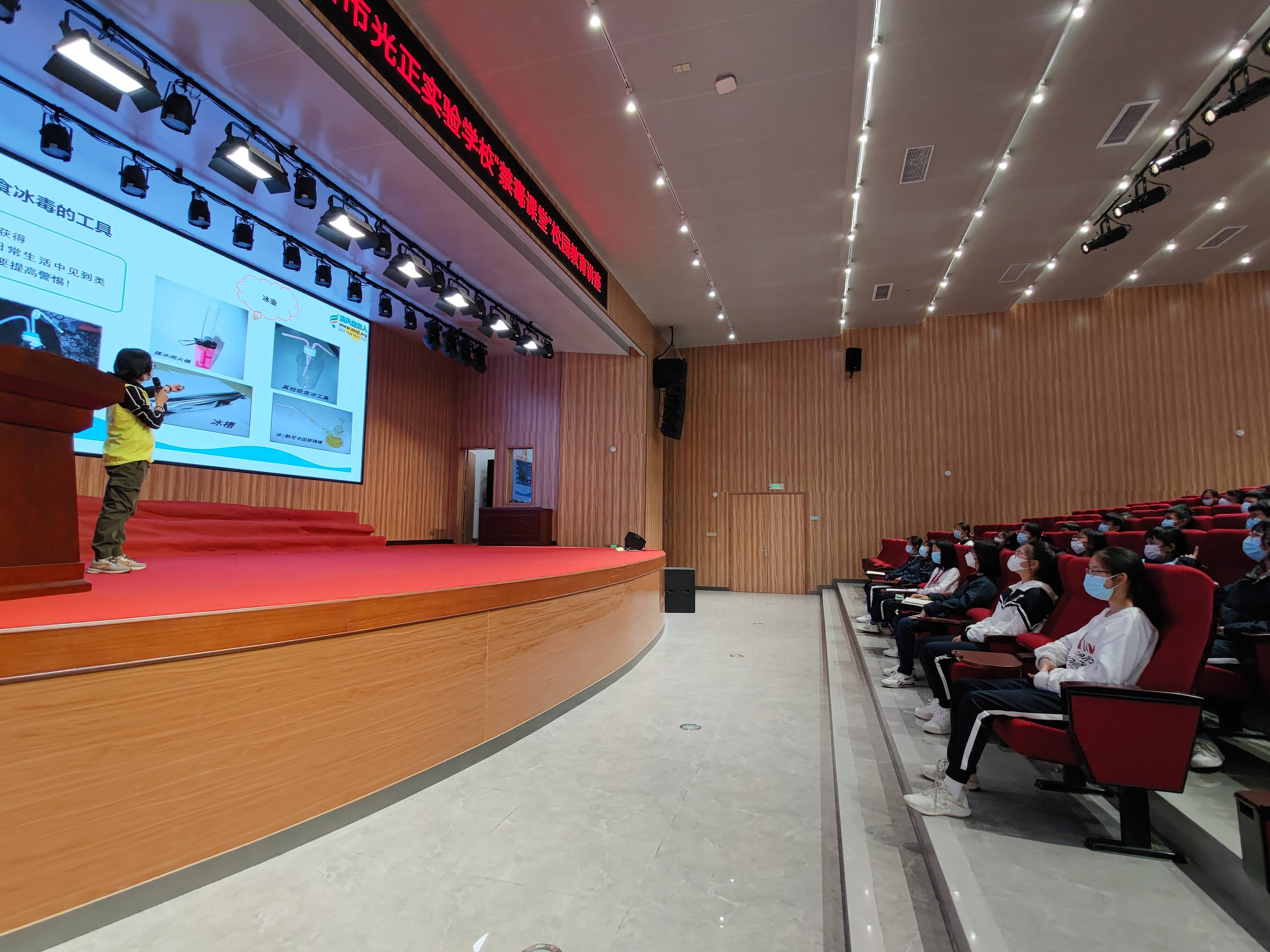 讲座首先通过禁毒短片《金块》,为参与师生讲述几维鸟由于沾染毒品,一