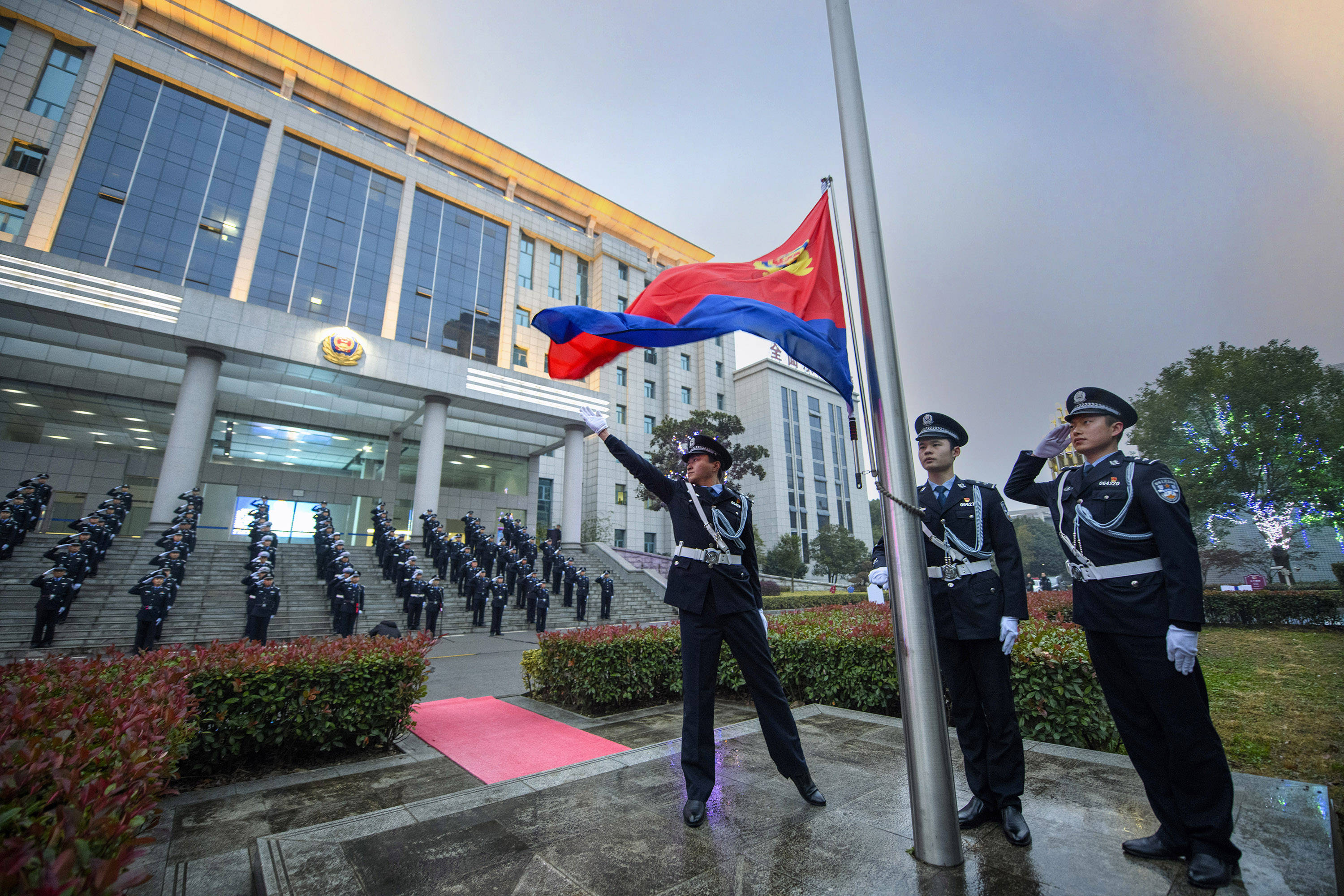 耳畔响起雄壮嘹亮的《中国人民警察警歌》,红蓝相间的警旗冉冉升起,全