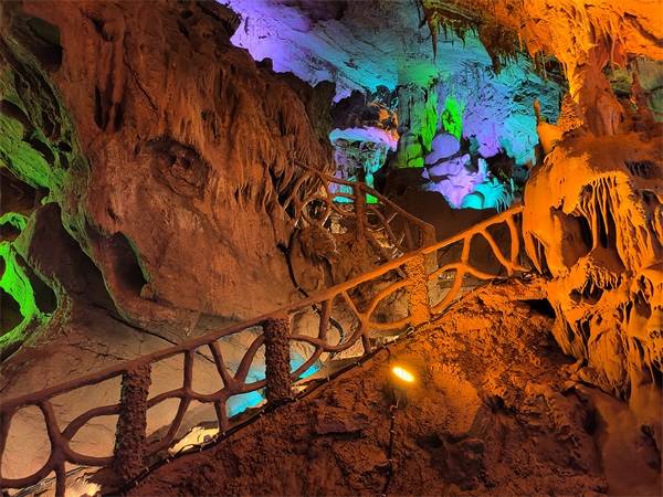 在市区看喀斯特美景_龙泉洞_游客_贵州