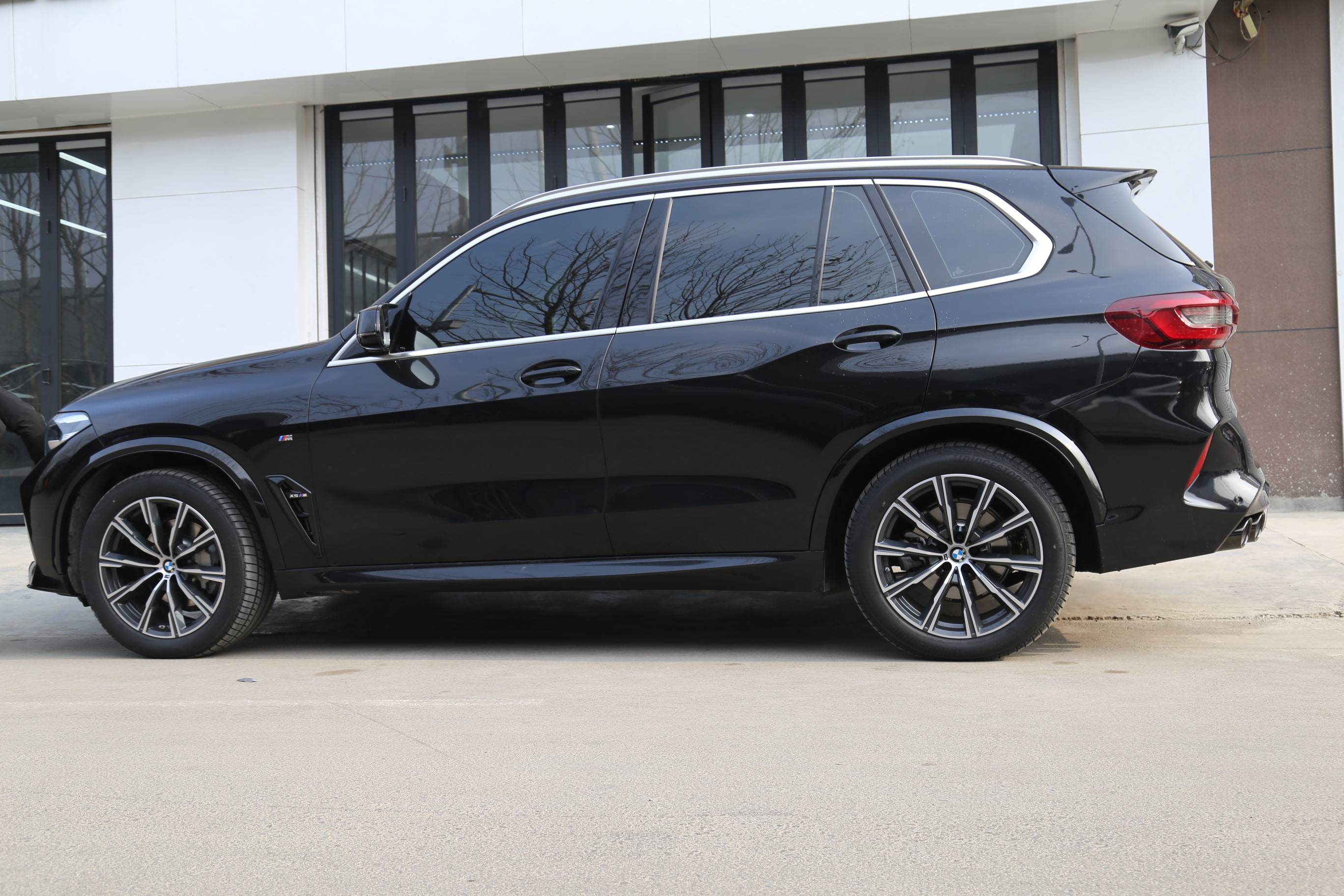 宝马x5升级x5m包围四出尾喉亮黑中网亮黑侧腮