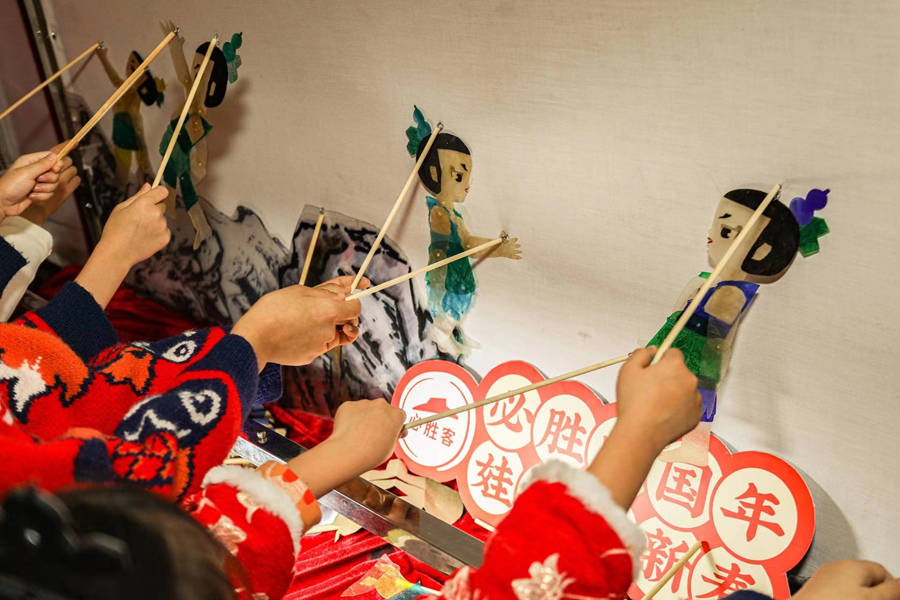 《葫芦兄弟》皮影戏表演在长沙,必胜客将《葫芦兄弟》这一经典动画与