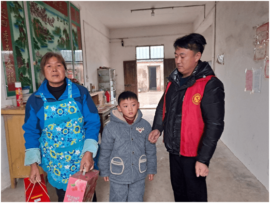 定远县蒋集镇积极落实春节慰问为困难儿童送温暖