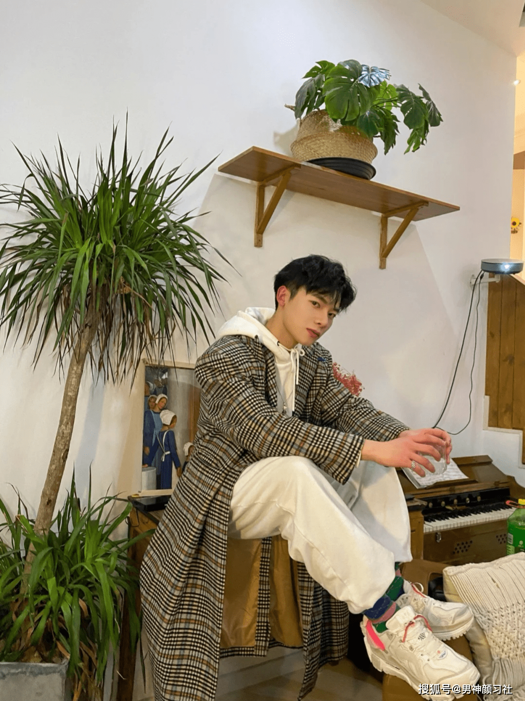 主体 过年红色要怎么穿才不俗气?求你们别再尬穿红色了