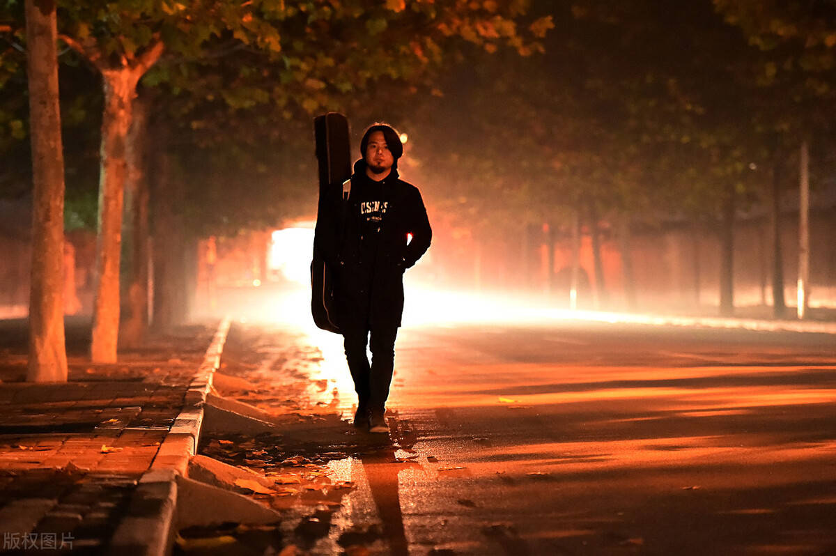 夜色里的行人奔向属于自己内心的光明