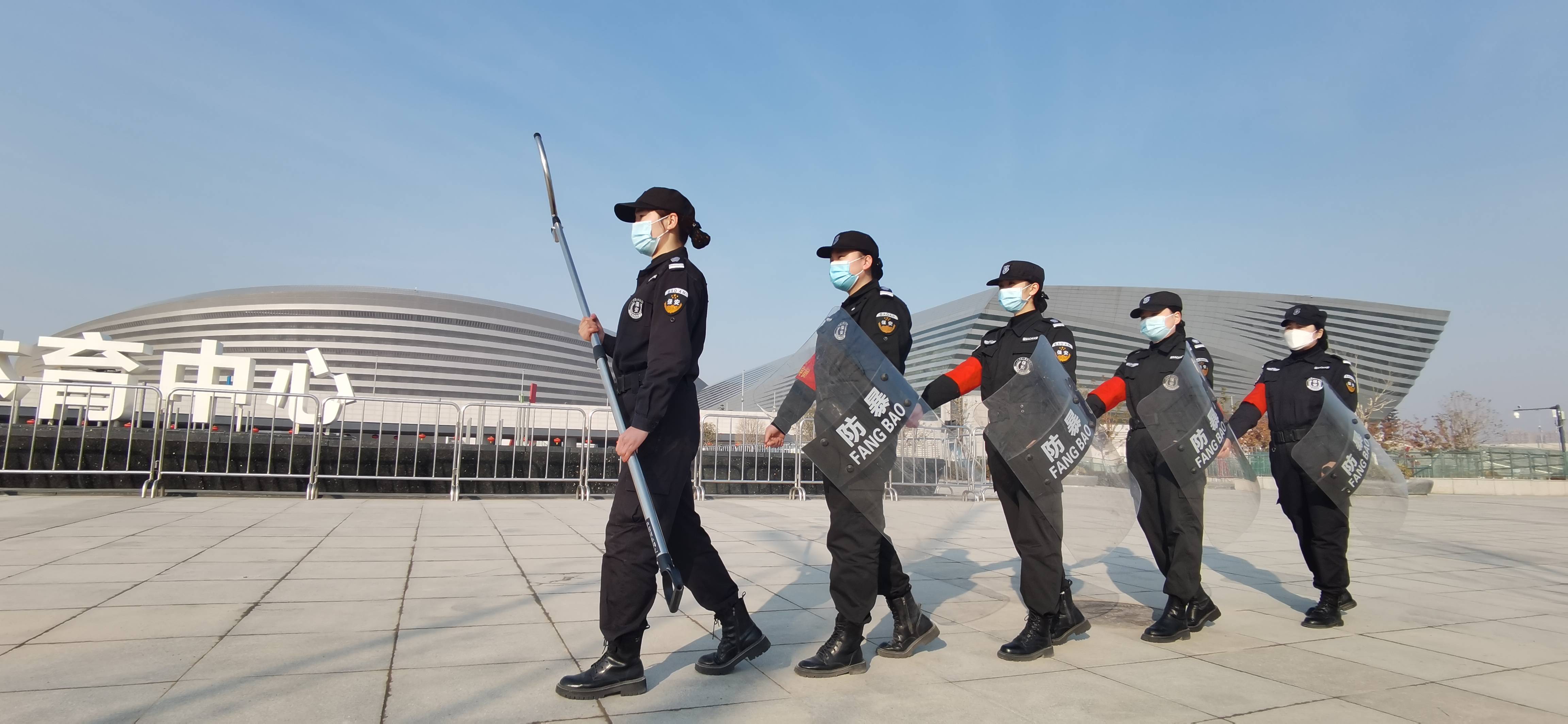 平安守护度春节郑州保安集团开展社会治安千人徒步大巡防活动