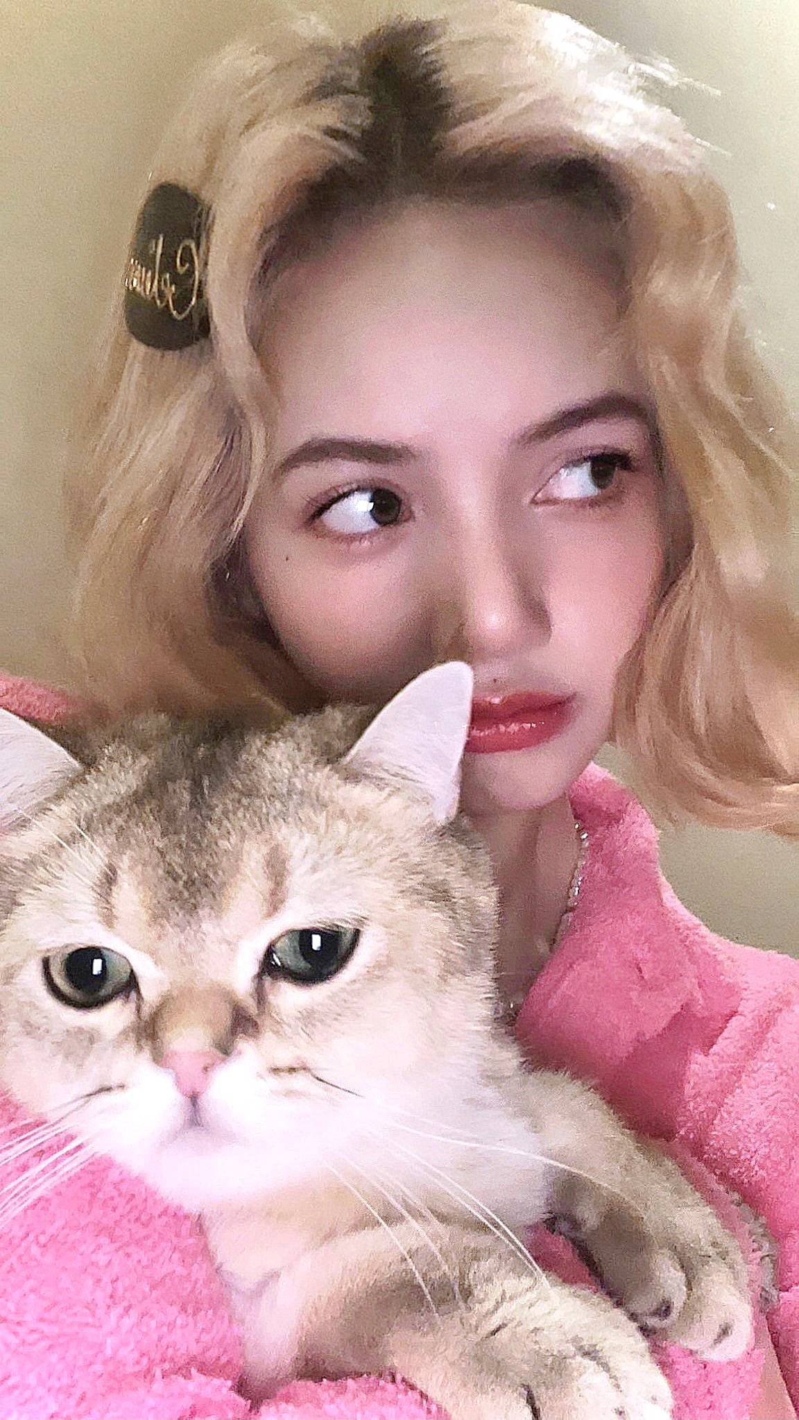 Lisa晒中分短卷发美照 金发大眼酷似洋娃娃-搜狐大视野-搜狐新闻