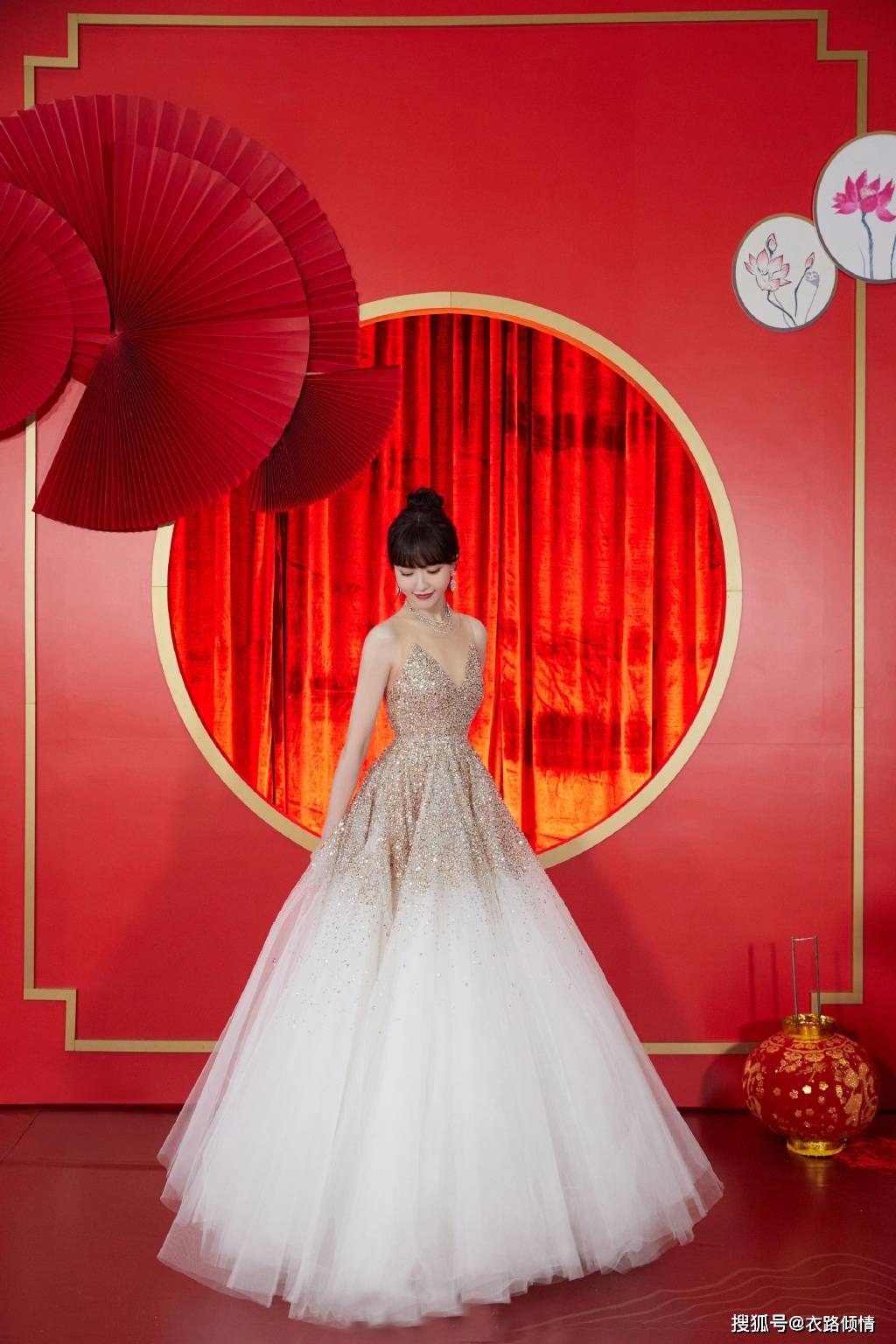 唐嫣身穿2022春夏高定礼服高贵优雅主持东方卫视春晚