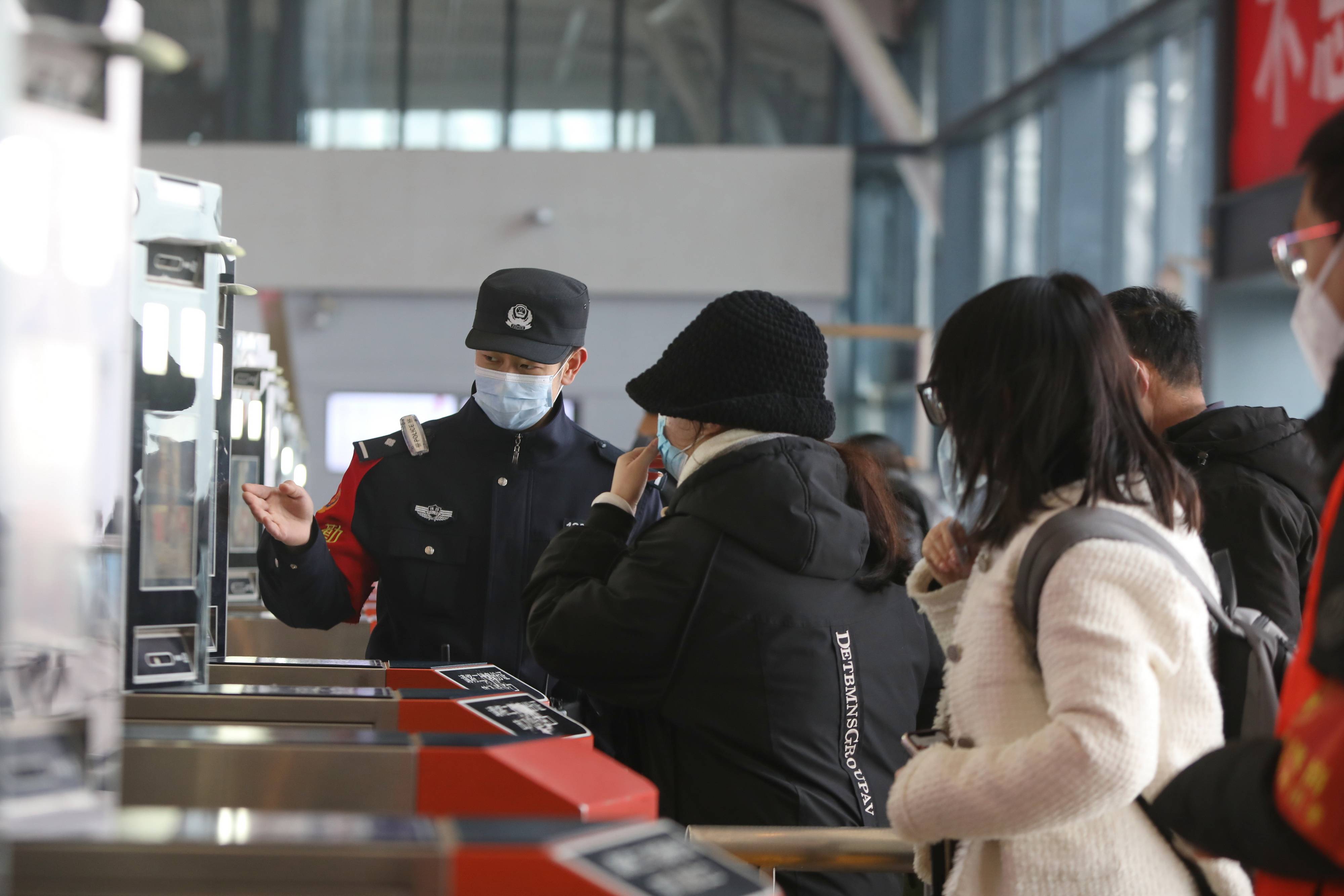 武汉铁警：全力迎战春运返程客流高峰 搜狐大视野 搜狐新闻 5649