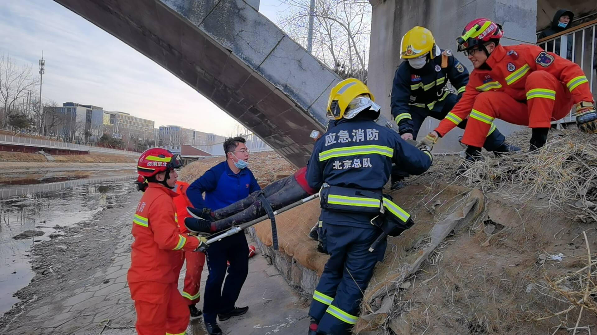 一女子不慎落入湖中,石景山消防入水救助_救援_人员_八大处