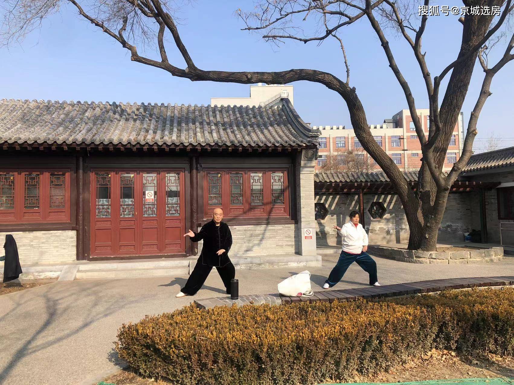 有點驚喜的是,項目北側緊鄰燕墩公園,大磨坊文創園,東側還有永定門