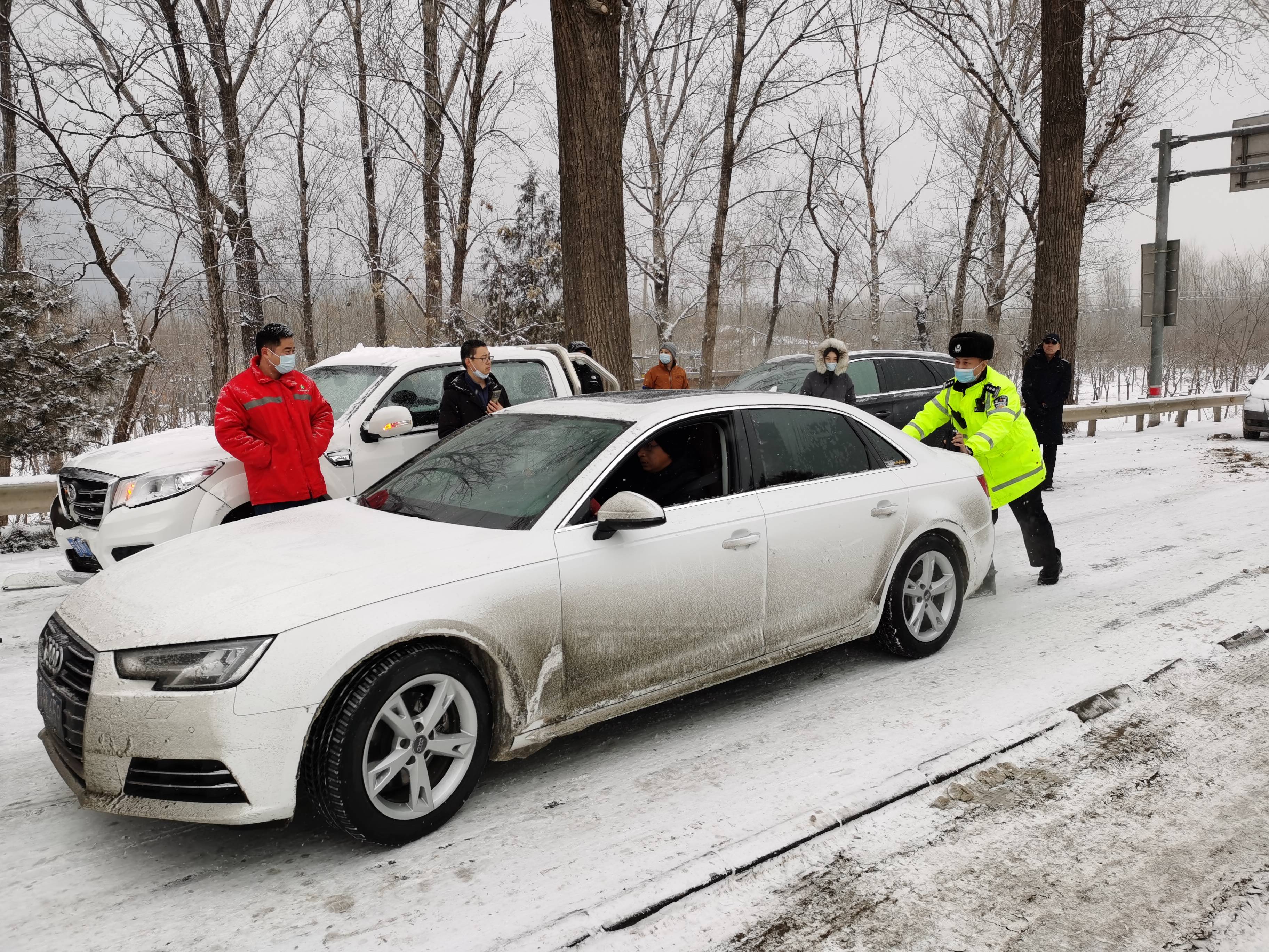 昌平交警全力做好雪天交通保障