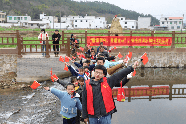 汶龙镇开展:情牵留守 爱暖童心 安全防溺水知行体验