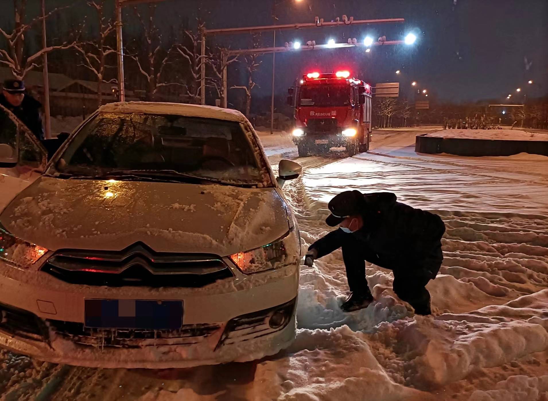 雪天路滑發生事故 平谷消防暖心幫助_救援_車輛_人員