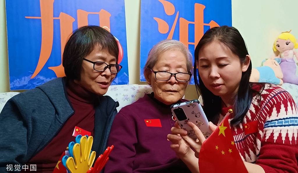 组图:最坚强的后盾 吕依新家人在家乡为她加油助威_克拉玛依市_新疆_南林
