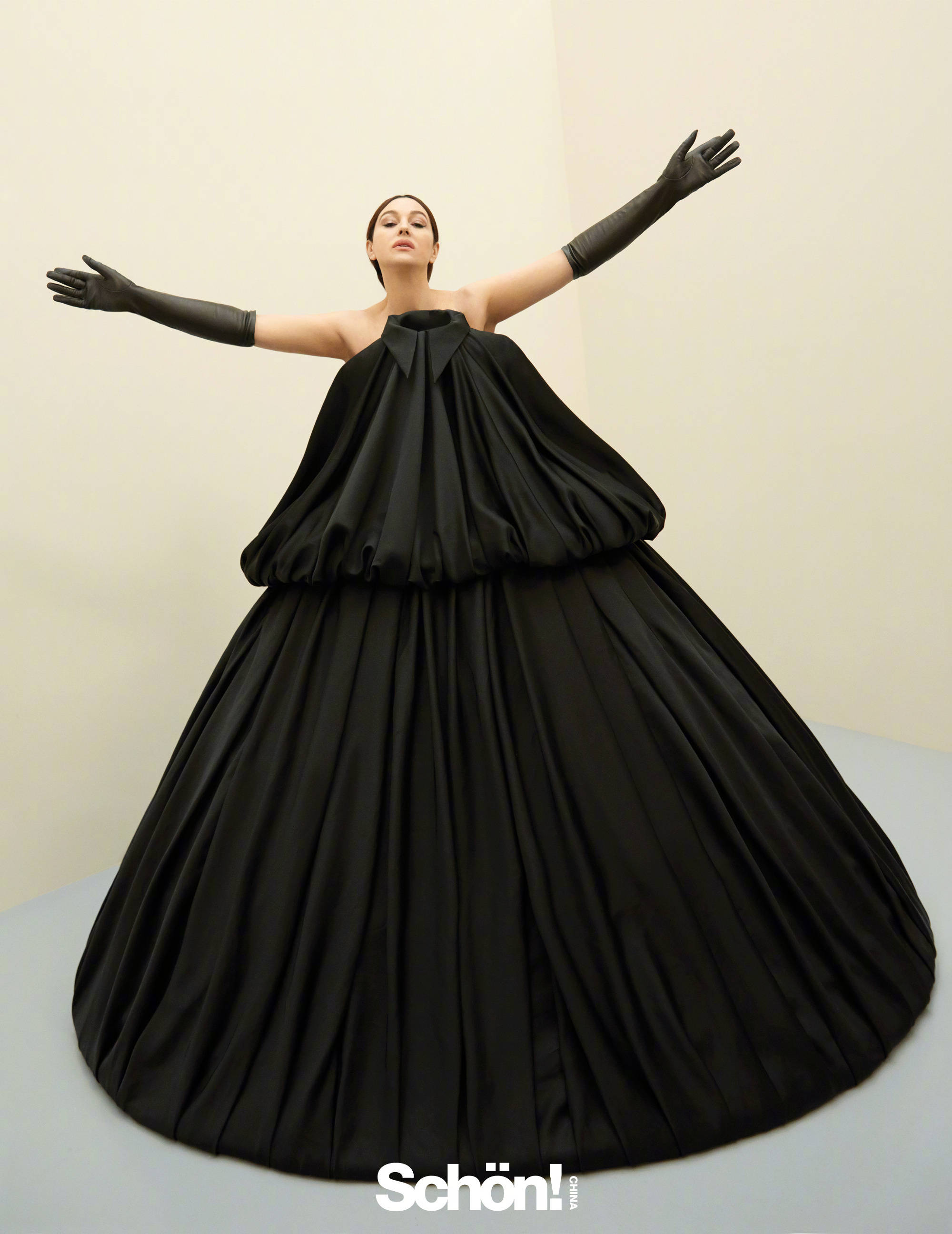 莫妮卡贝鲁奇高级感大片释出自信展现曼妙身材