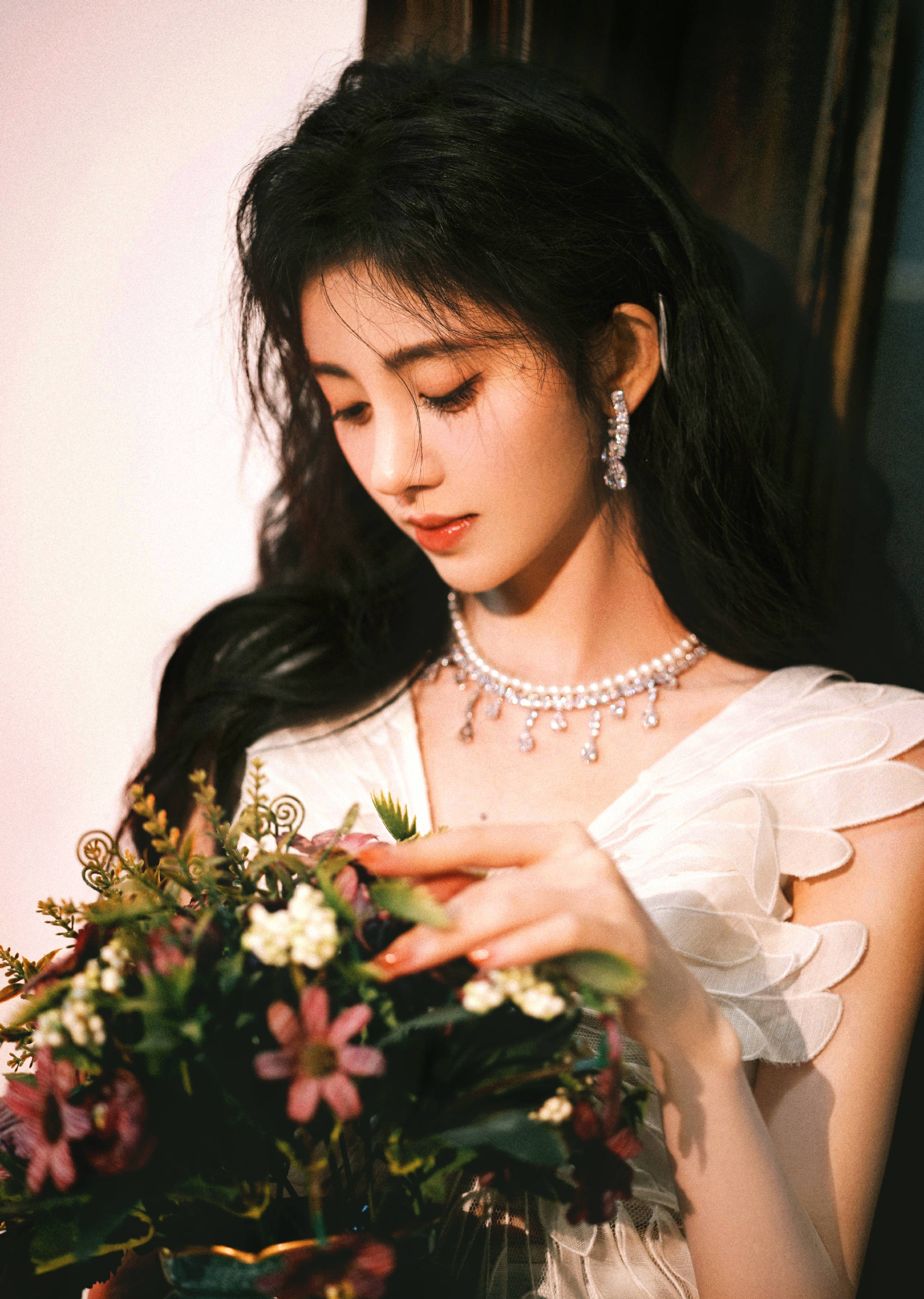 鞠婧祎复古造型眼波流转 皮肤白皙透亮氛围感拉满