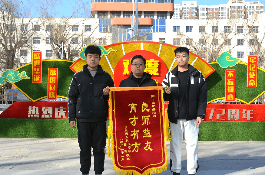 衡水市深州职教技工学校优秀毕业生为学校送锦旗致谢意