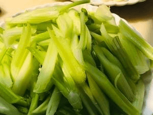 减脂餐—西芹炒纯瘦牛肉香肠