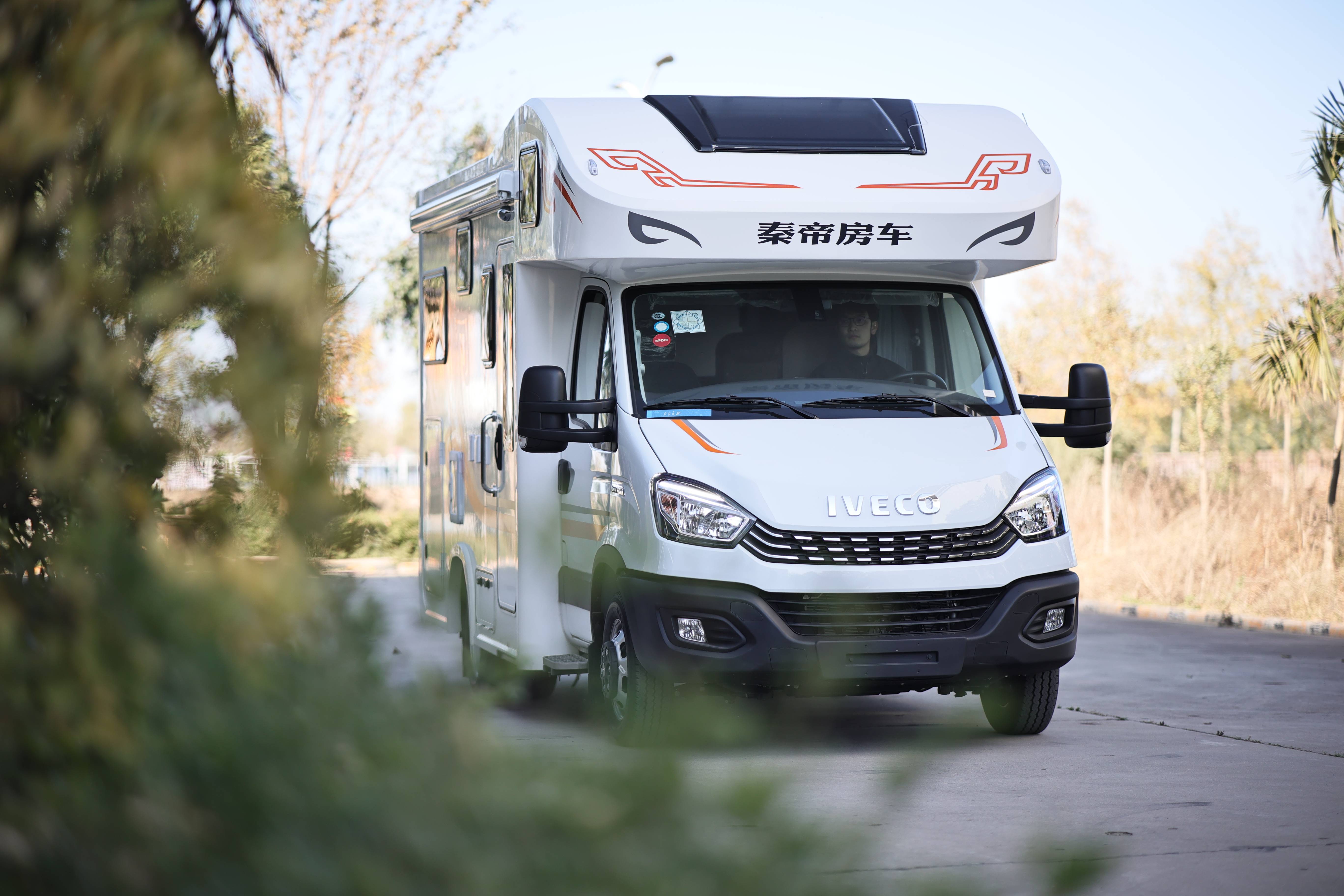 秦帝房车房车旅行和开私家车旅行之间有何利弊