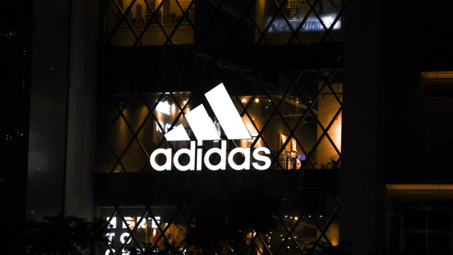 阿迪达斯采用日上光电模组产品7)拉布 直条灯灯箱门头中国光大银行