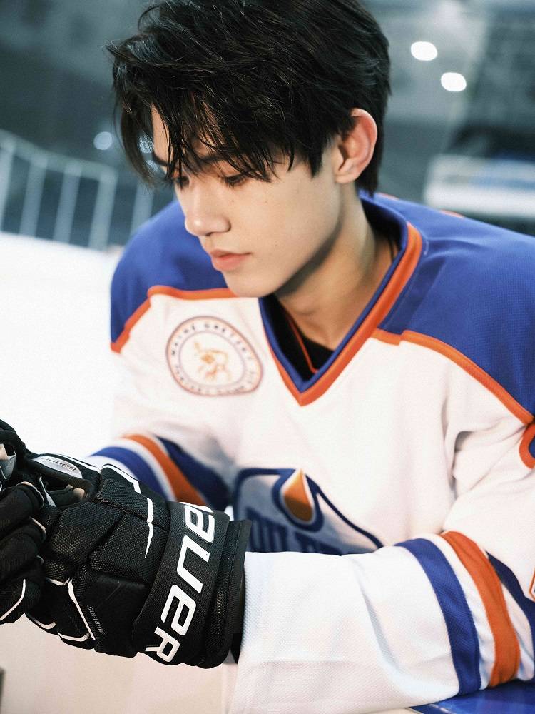 陈南洲全新写真释出高颜值冰球少年强势出道