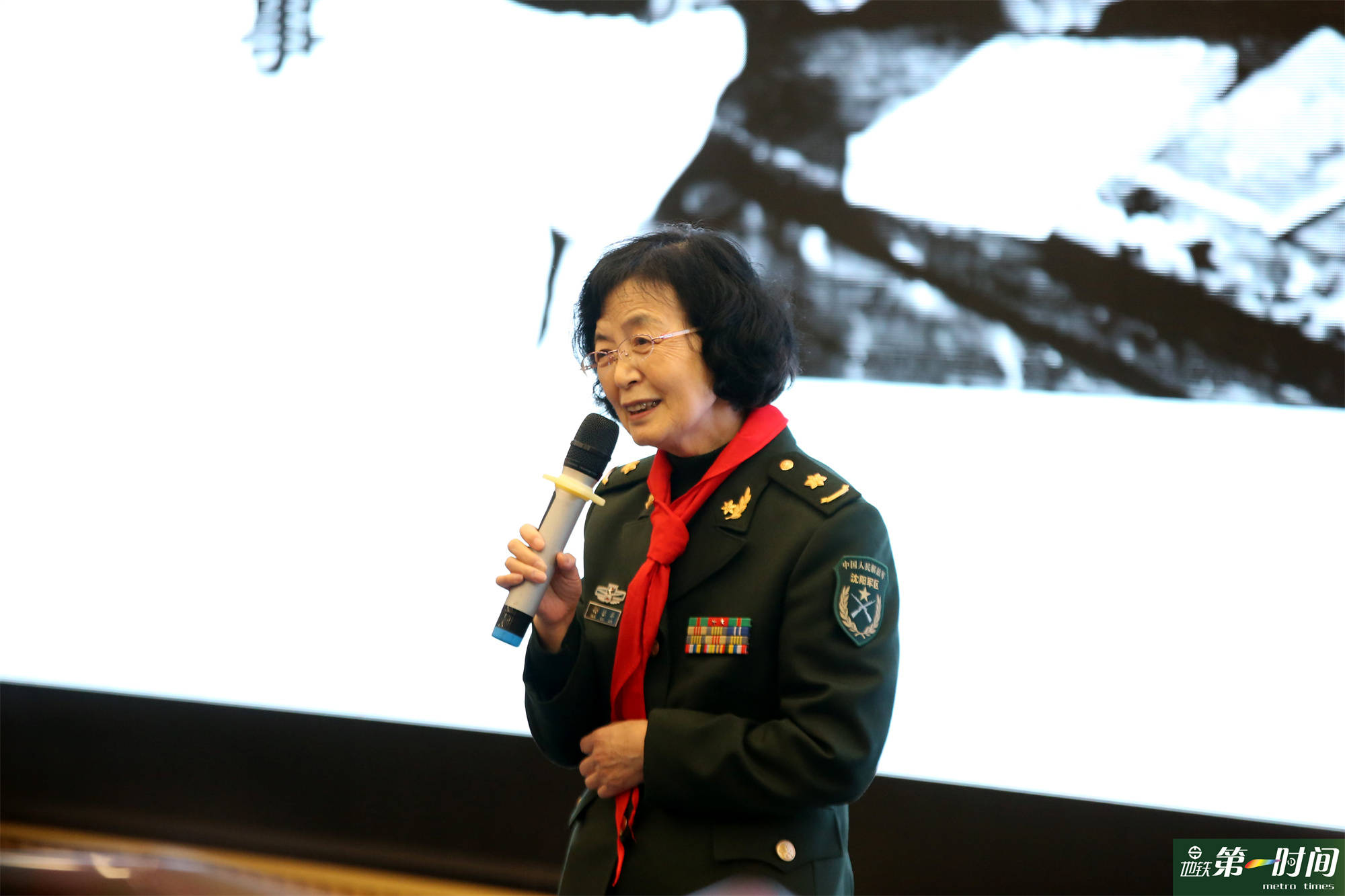 沈阳市关心下一代工作委员会副主任孙桂琴来到校园,为学生们讲述雷锋