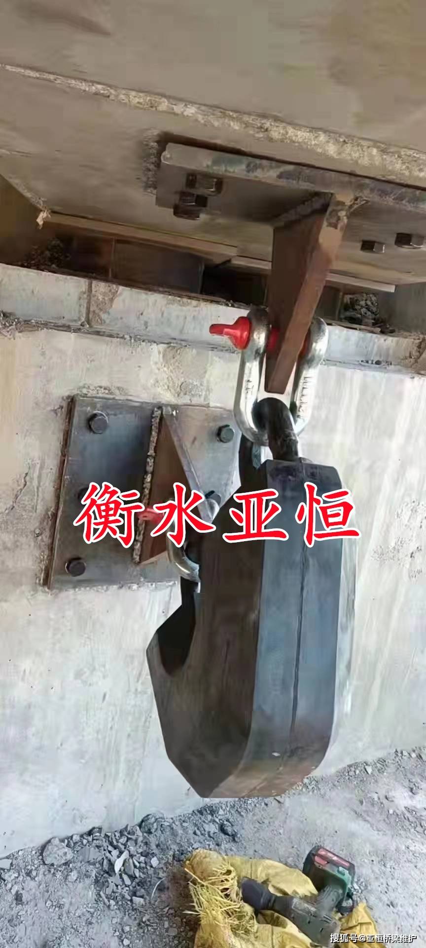 桥梁加固的缠绕索防落梁装置,该防落梁装置固定在盖梁侧壁的底部固定