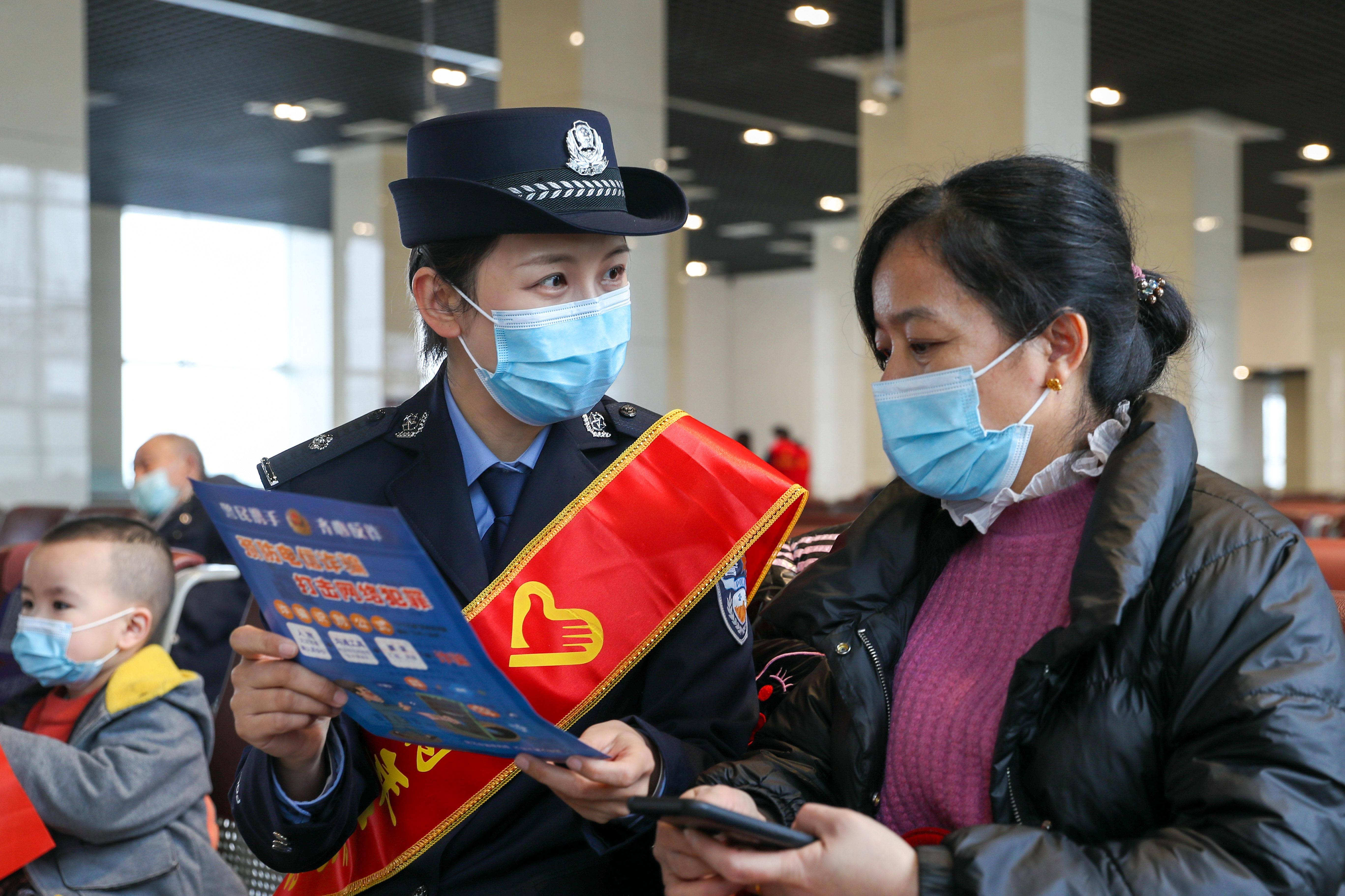 各地铁路民警弘扬雷锋精神热心服务旅客群众